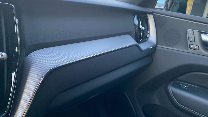 Volvo XC60 R-DESIGN, B5 AWD, 173+10 kW / - fotka 13 z 31