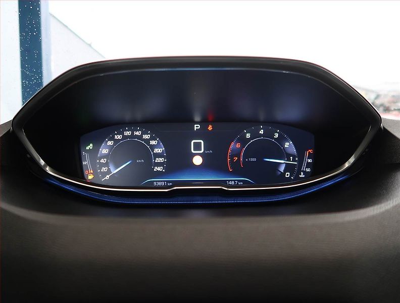 Peugeot 3008 (2017) Allure 1.6 THP, Automat - fotka 11 z 21