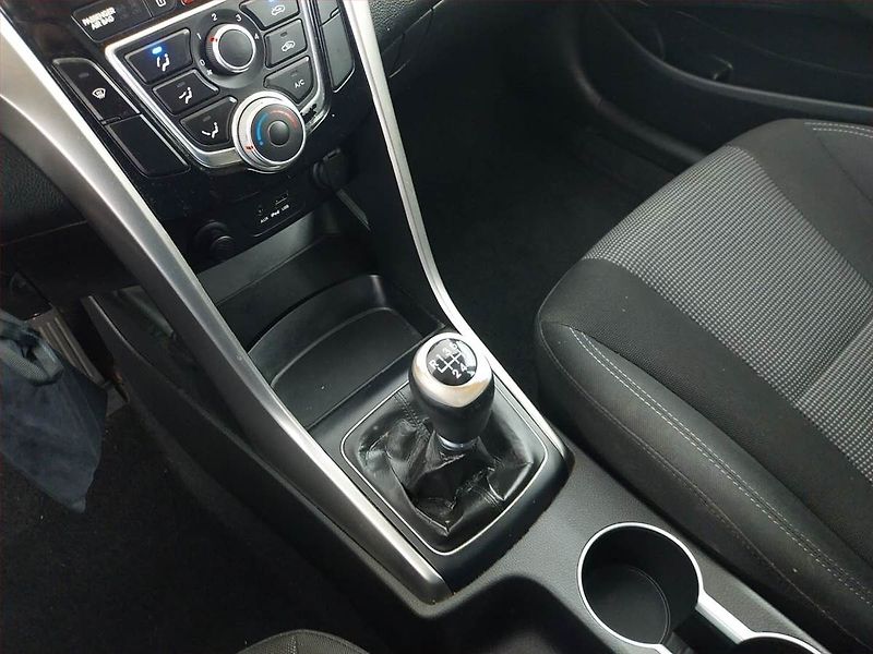 Hyundai i30 (2012) 1.6 MPI, Serv.kniha, Tempomat - fotka 13 z 17