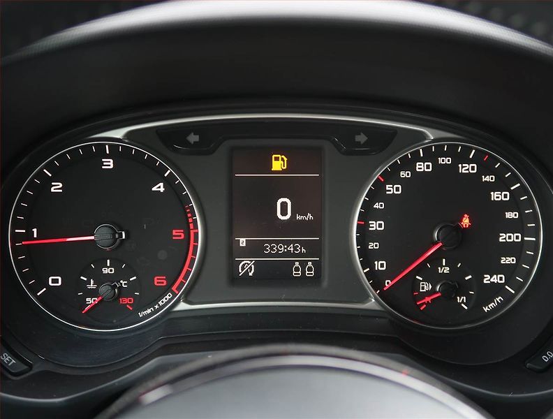 Audi A1 (2011) S-Line 1.6 TDI, Park. senzory - fotka 10 z 17