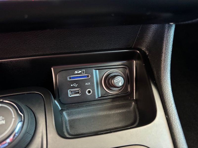 Jeep Cherokee (2015) 2.0 L TD Longitude - fotka 19 z 50