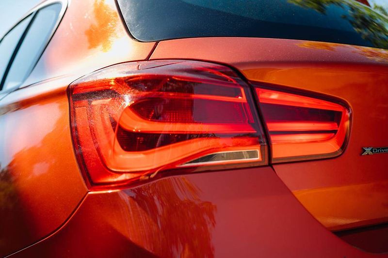 BMW Řada 1 (2016) M140i xDrive - fotka 16 z 31