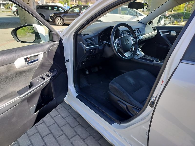 Lexus CT 200h plný servis v Lexusu  - fotka 9 z 32