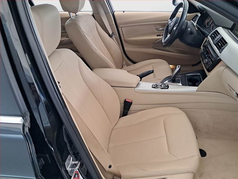 BMW Řada 3 (2015) Sport Line 320 d xDrive, 4X4 - fotka 9 z 21