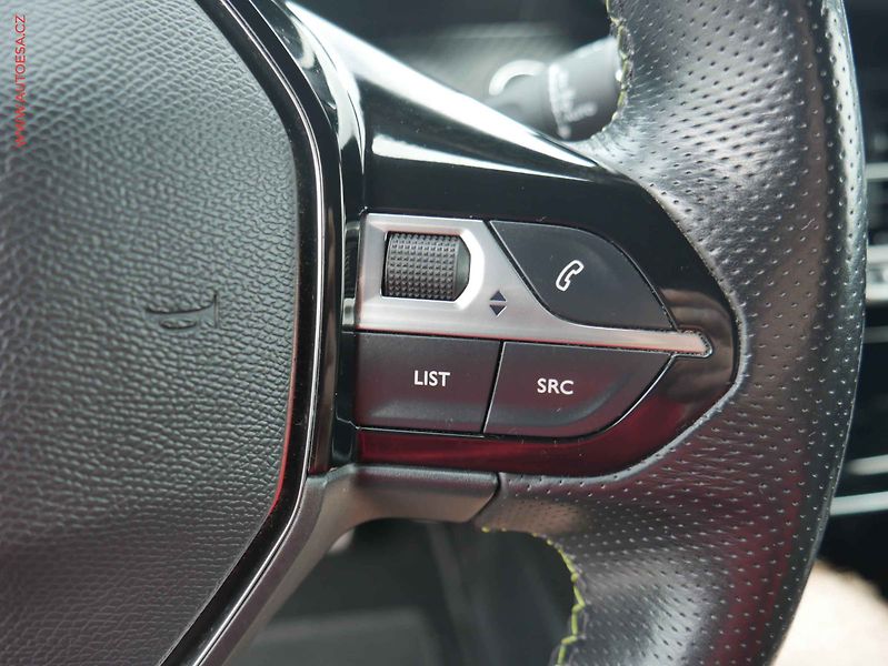Peugeot 2008 (2021) 1.2 PT, ČR, GT Line - fotka 14 z 26