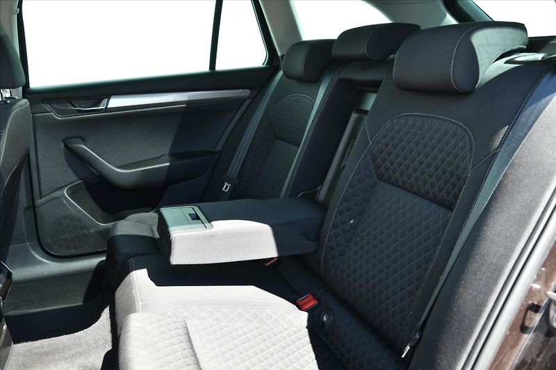 Škoda Superb 2.0TDi 140kW PANORAMA TAŽNÉ - fotka 11 z 27