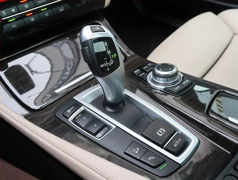 BMW Řada 5 (2013) 525d xDrive, 4X4, Automat - fotka 13 z 26