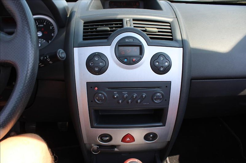 Renault Mégane 1,6 i  STK 4/2028 - fotka 15 z 33
