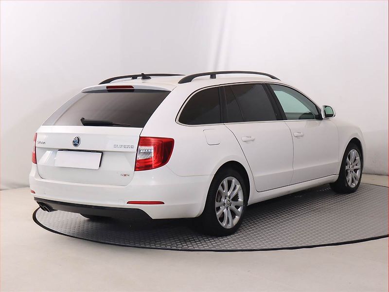 Škoda Superb (2014) 2.0 TDI, 4X4, Navi, Xenony - fotka 5 z 17
