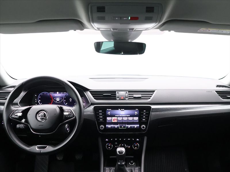 Škoda Superb 2,0 TDI Virtual Matrix Webasto - fotka 25 z 33