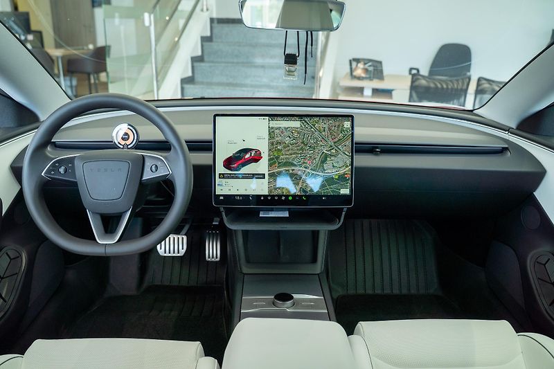 Tesla Model 3 (2024) PERFORMANCE HIGHLAND — DUAL  - fotka 17 z 24