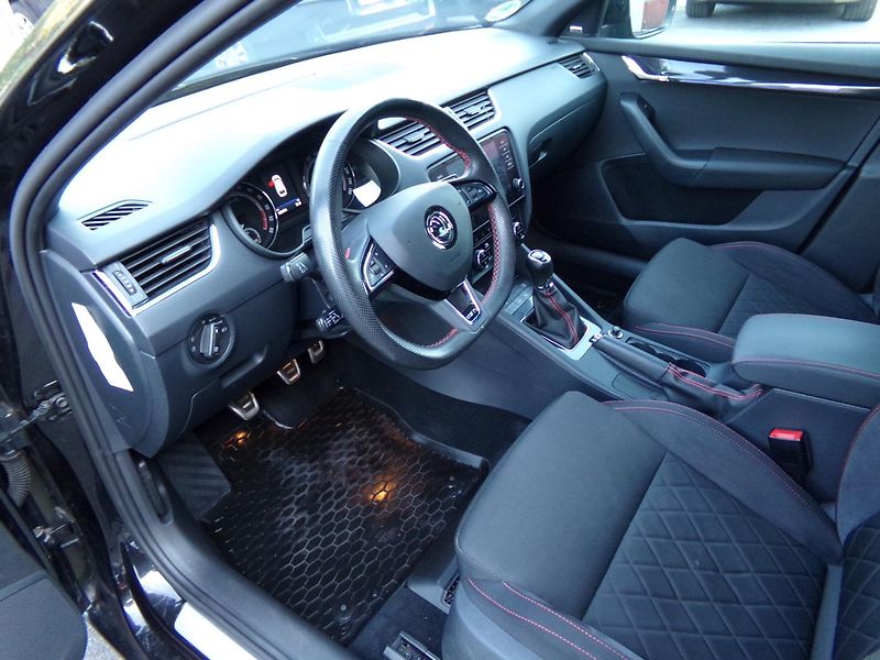 Škoda Octavia 2,0 COMBI RS 135kW BLACK EDITI - fotka 10 z 24