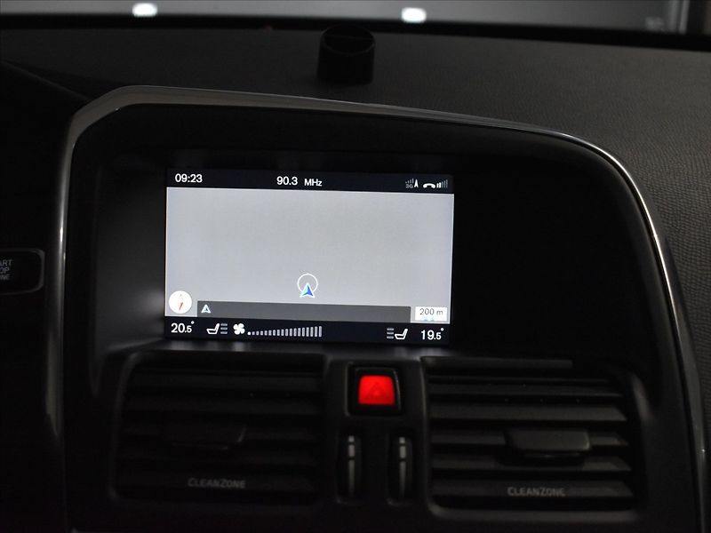 Volvo XC60 2,4 D4 AWD SUMMUM Bezklíč,BLIS - fotka 21 z 23