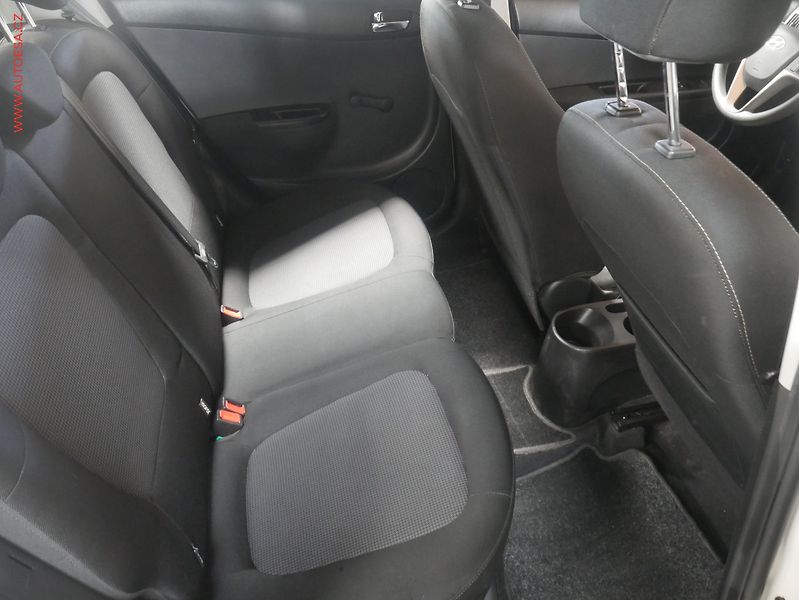 Hyundai i20 (2012) 1.2i, AC - fotka 11 z 17