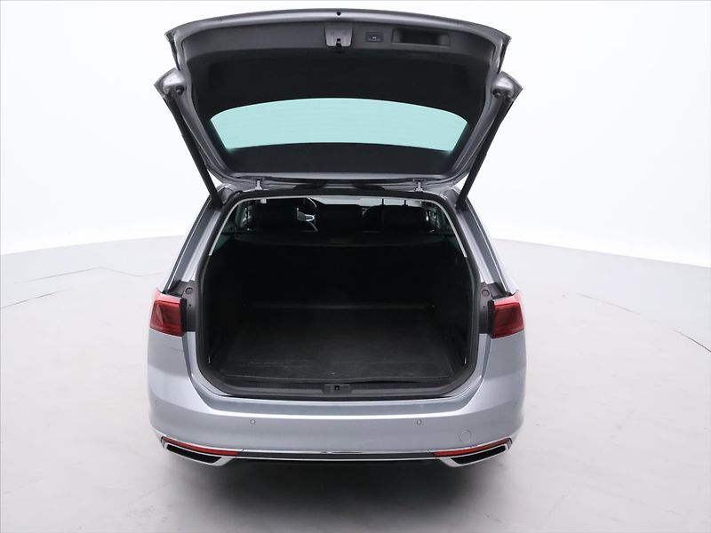 Volkswagen Passat 2,0 TDI 110kW Elegance DSG DPH - fotka 9 z 39