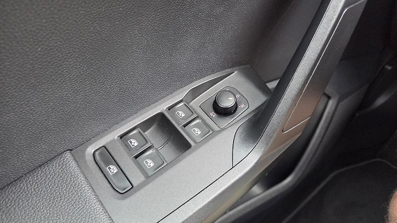 Seat Arona (2022) 1.0 TSI 70 kW Style CZ DPH - fotka 19 z 29