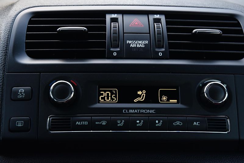 Škoda Fabia 1.2 TSi MONTE CARLO,KLIMA,TEMP - fotka 19 z 43