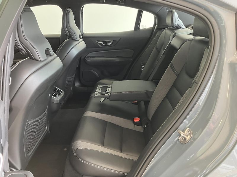 Volvo S60 B5 AWD Ultimate Dark-REZERVACE - fotka 13 z 42