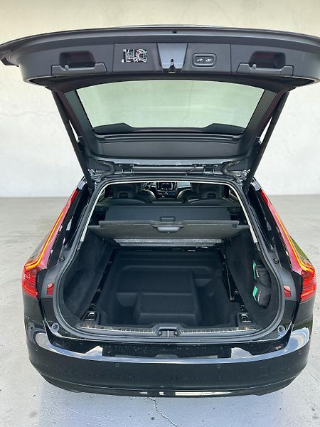 Volvo V90 (2021) B4/360KAM/H&K/TAŽNÉ/KŮŽE - fotka 5 z 11