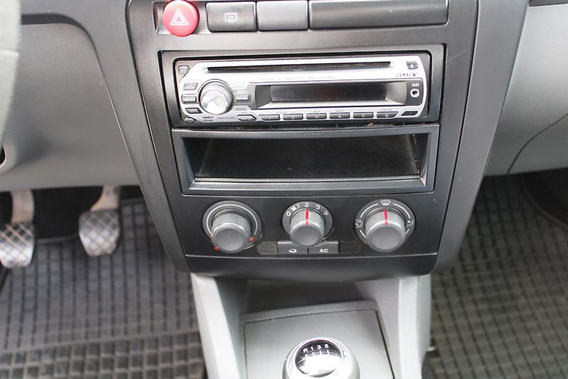 Seat Cordoba (2009) 1,2i KLIMA KOUPENO ČR - fotka 14 z 16
