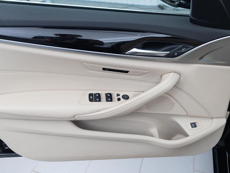 BMW Řada 5 540i xDrive Touring - fotka 17 z 22