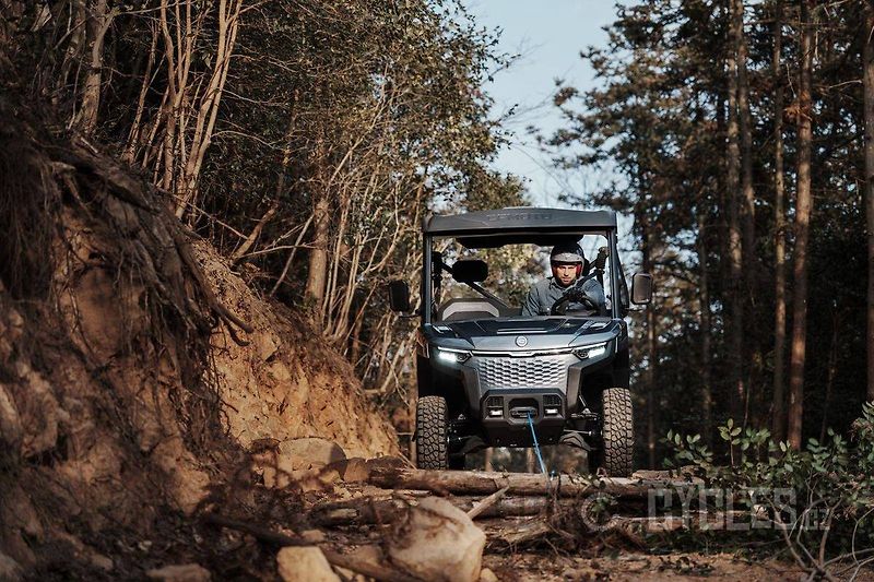 CFMOTO (2026) Gladiator U6 EV - fotka 16 z 19