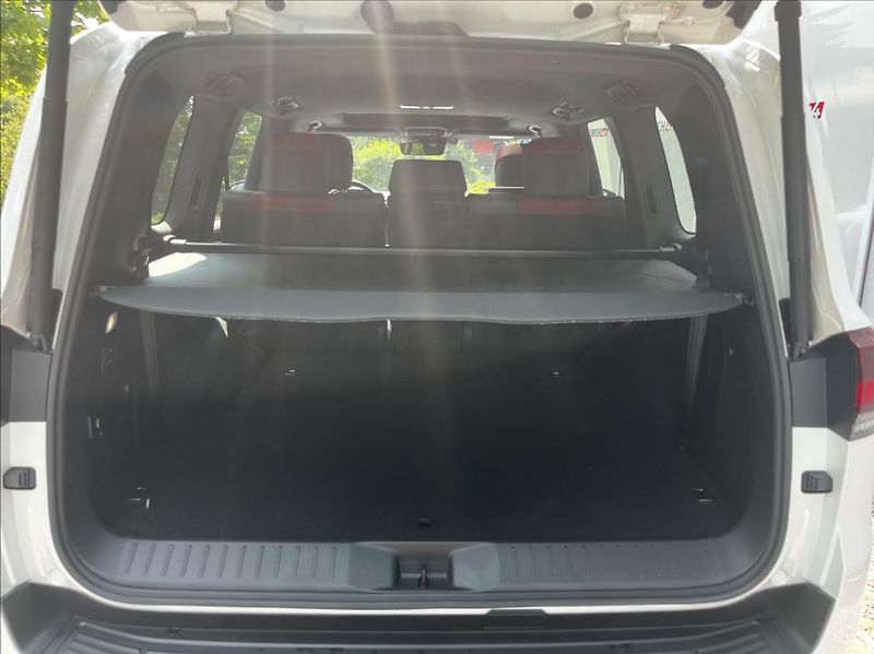 Toyota Land Cruiser 300  3,5 V6 TT 10AT GR Sport 7 - fotka 31 z 45