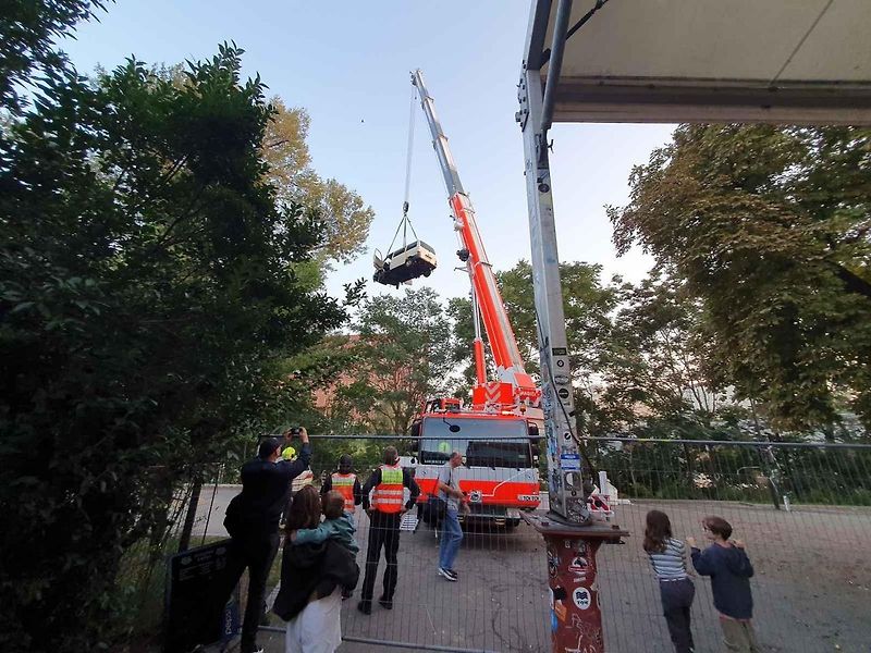 Hasiči vytahovali z Vltavy dodávku.