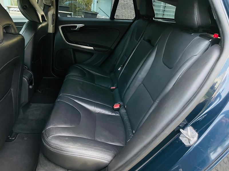 Volvo V60 2.0D3 5VÁLEC SERVISKA TAŽNÉ - fotka 34 z 45