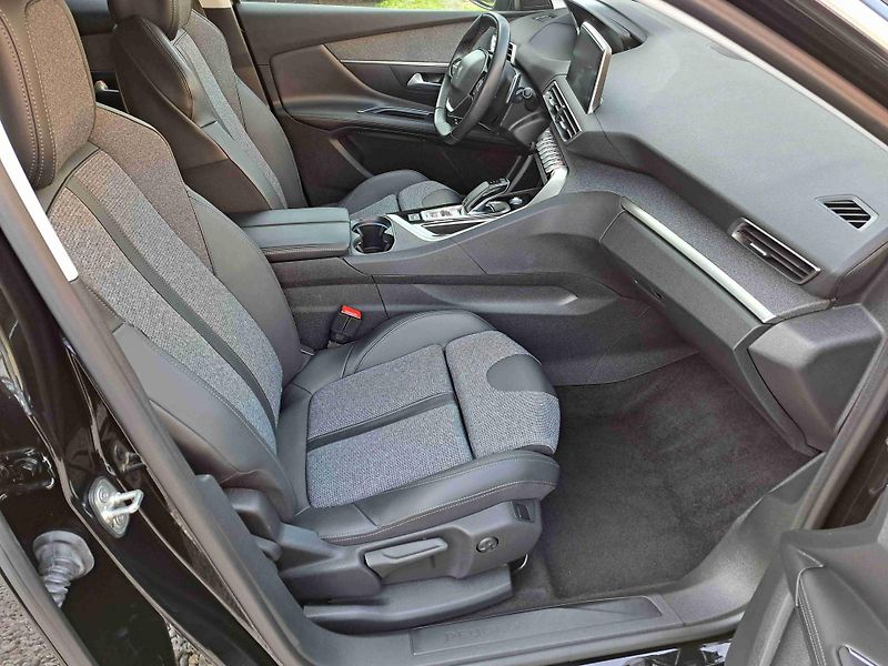 Peugeot 3008 (2019) 1,2PT EAT8 LED ALU kamera NAVI - fotka 9 z 17