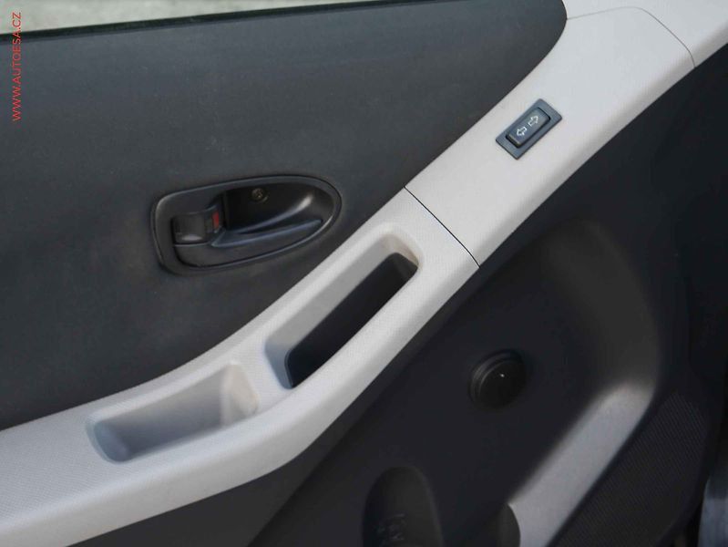 Toyota Yaris (2007) 1.0 i - fotka 12 z 13