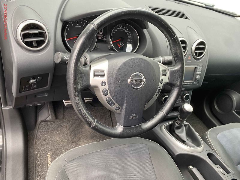 Nissan Qashqai (2012) 2.0, N-Connecta, panor - fotka 12 z 17