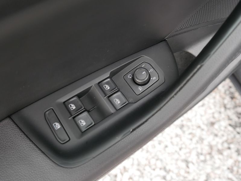 Volkswagen Passat 1,4 TSI GTE REZERVACE - fotka 23 z 44