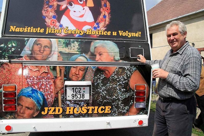 Miloš Zeman u původního autobusu Zemák v roce 2007. V té době už byl majetkem JZD Hoštice u Volyně.