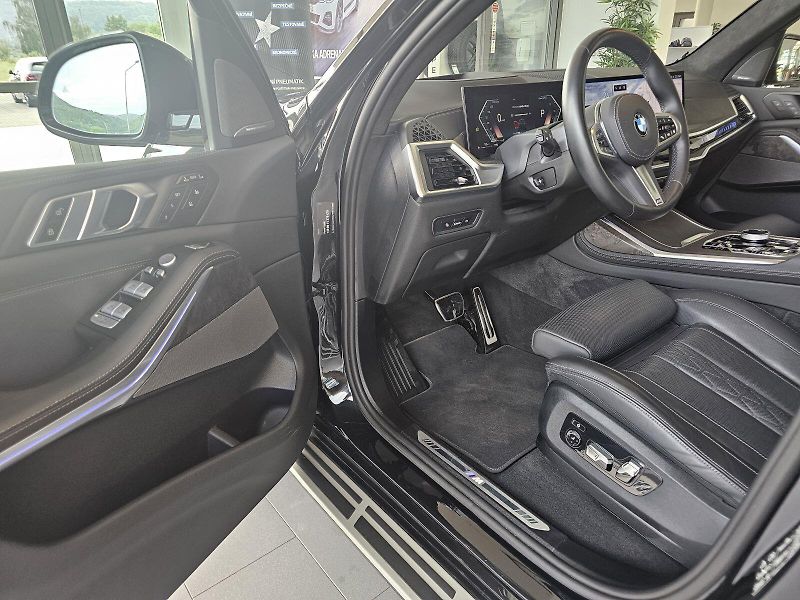 BMW X7 xDrive40d - fotka 9 z 36
