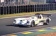 Závod 24 hodin Le Mans 2000 a vůz Panoz LMP1 Roadster posádky Keichi Tsuchiya - Masahiko Kondou - Akira Iida po projetí pod mostem Dunlop.