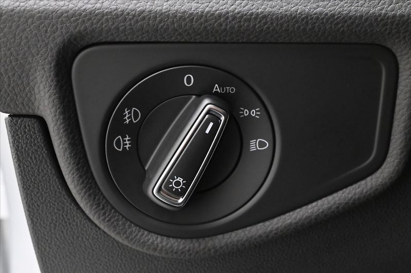 Volkswagen Touran 2,0 TDI 110kW DSG LED TAŽNÉ Zá - fotka 27 z 32