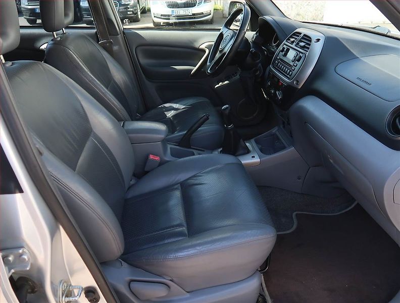 Toyota RAV4 (2002) 2.0 D-4D , 4X4, Park. senzory - fotka 9 z 16