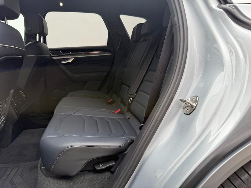 Volkswagen Touareg R-Line V6 3.0 TDI - fotka 10 z 12