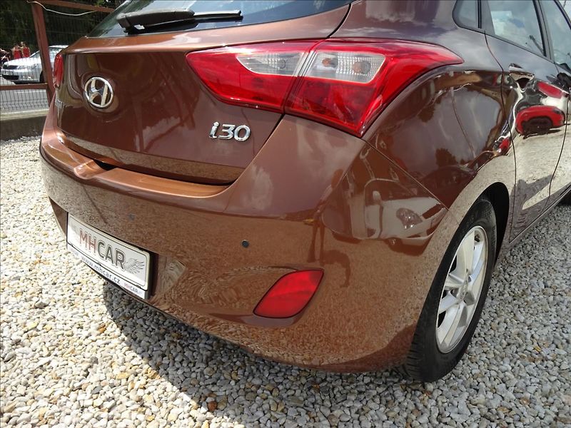 Hyundai i30 1,6i 88kW - fotka 14 z 48