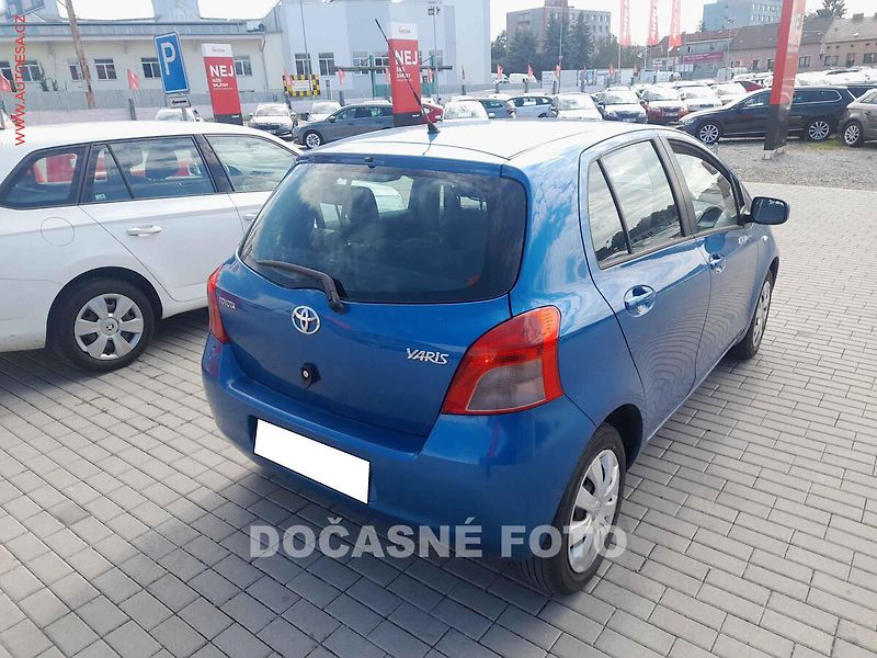 Toyota Yaris (2007) 1.3, 1.maj,ČR, servis.kniha - fotka 2 z 3