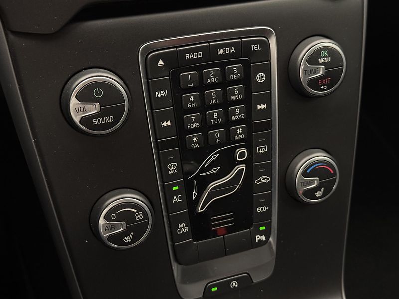 Volvo V40 T2 MOMENTUM AUT  - fotka 28 z 41