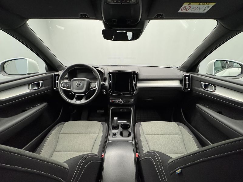 Volvo XC40 D3 MOMENTUM AUT  - fotka 2 z 46