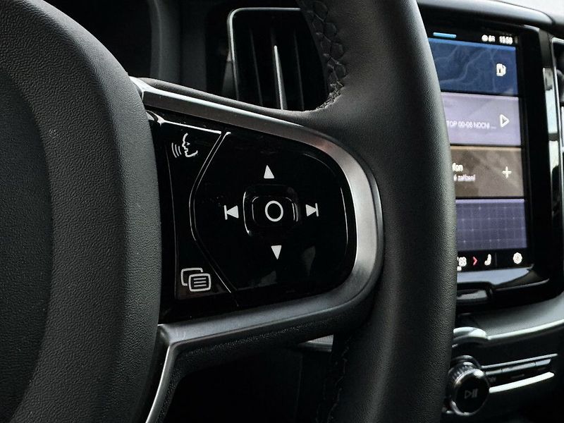 Volvo XC60 PLUS DARK B4 AWD 145kW - fotka 19 z 33