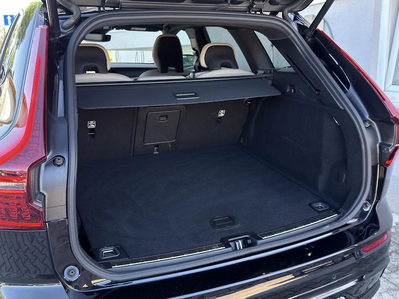 Volvo XC60 B5 AWD PLUS DARK // REZERVACE  - fotka 16 z 47