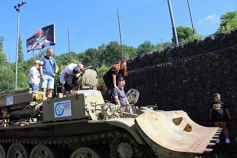 Vyprošťovací tank VT-55 na 10. srazu historických vozidel v Litvínově byl neustále v obležení.