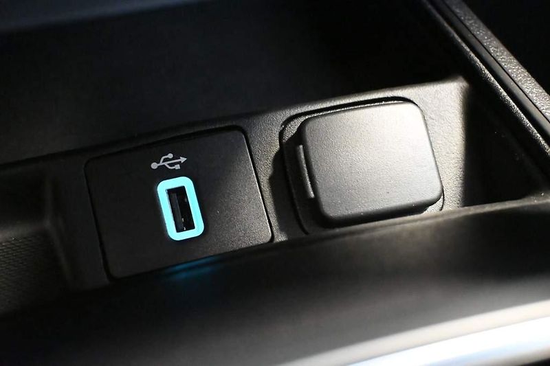Ford Mondeo (2020) 2.0 LED ACC SONY 8AT ECOBLUE T - fotka 27 z 36