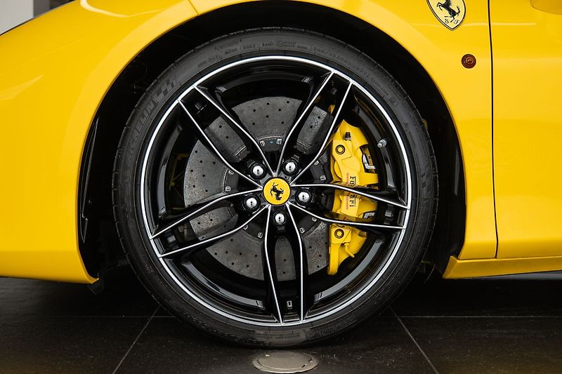 Ferrari 488 LIFT/Carbon/GialloModena - fotka 14 z 16