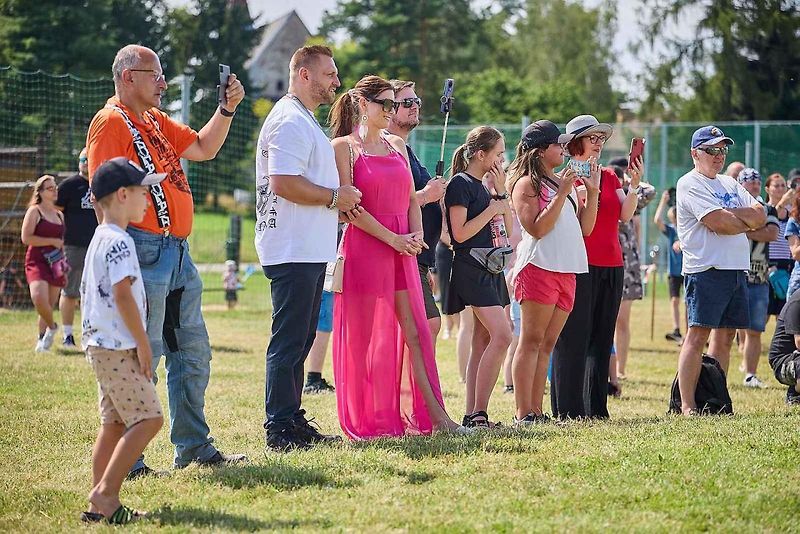 Sraz amerických aut na hřišti ve Starém Rokytníku.