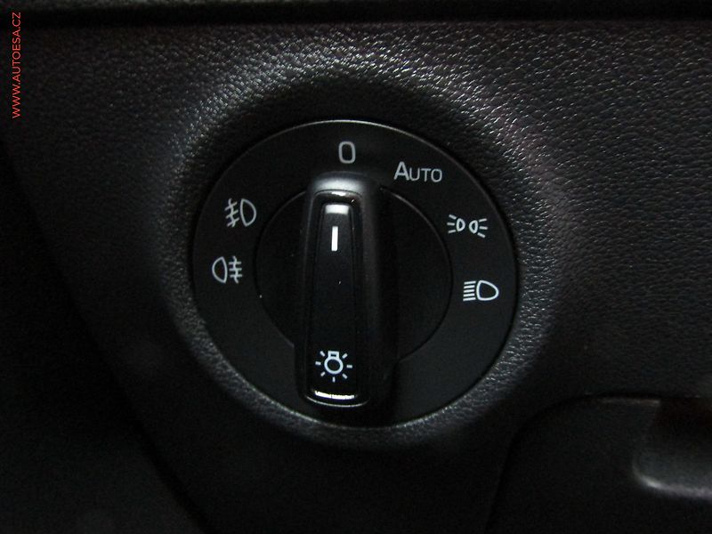 Škoda Karoq (2018) 1.6 TDi, ČR, Ambition, LED - fotka 17 z 19
